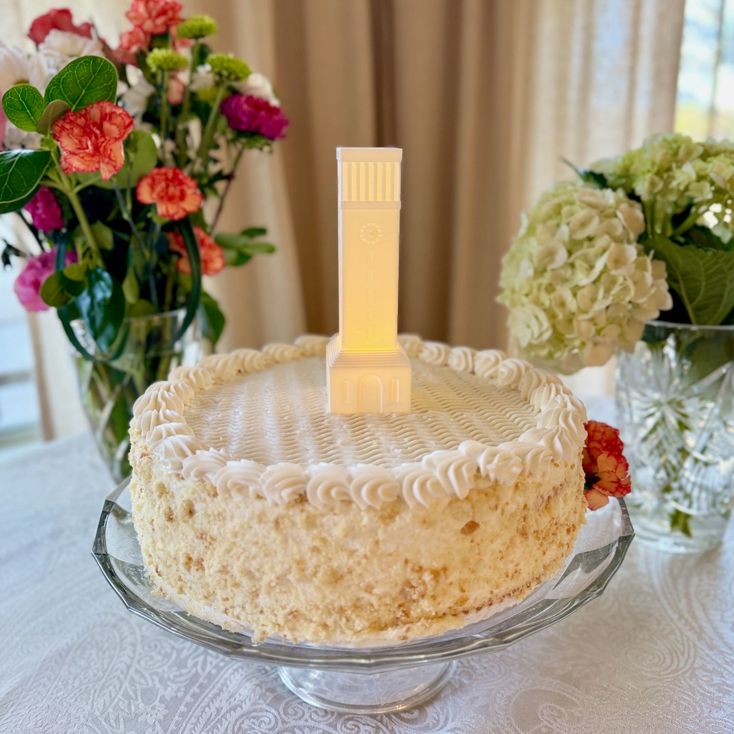 The Texas A&M cake topper light depicting the Albritton Tower on campus and shown on a Texas A&M graduation cake.