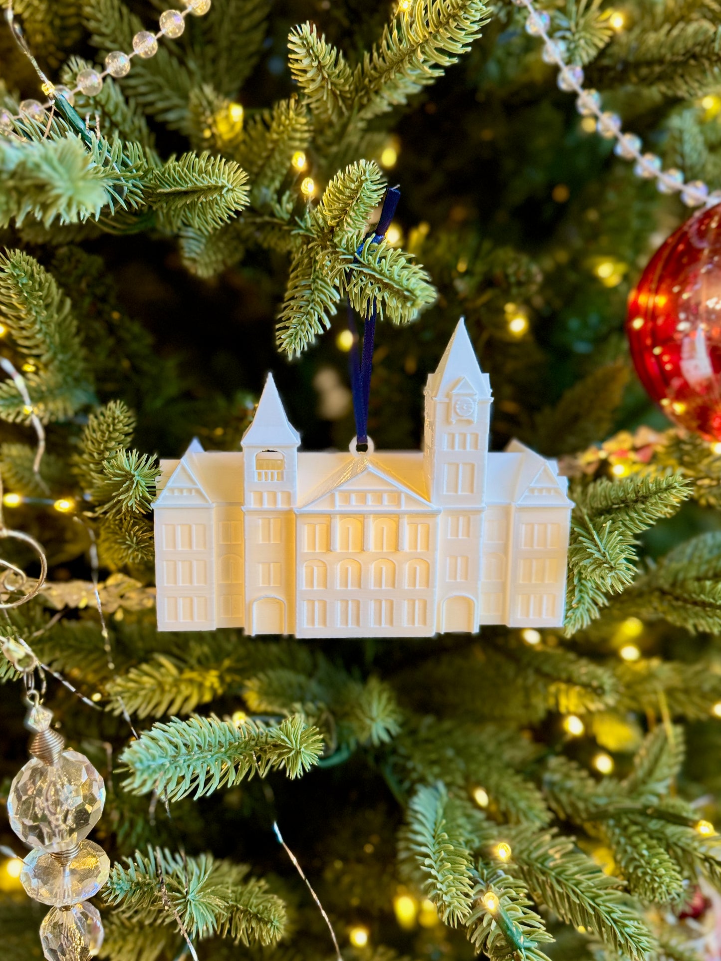 Front view of the Samford Hall ornament for Auburn alumni and college students.