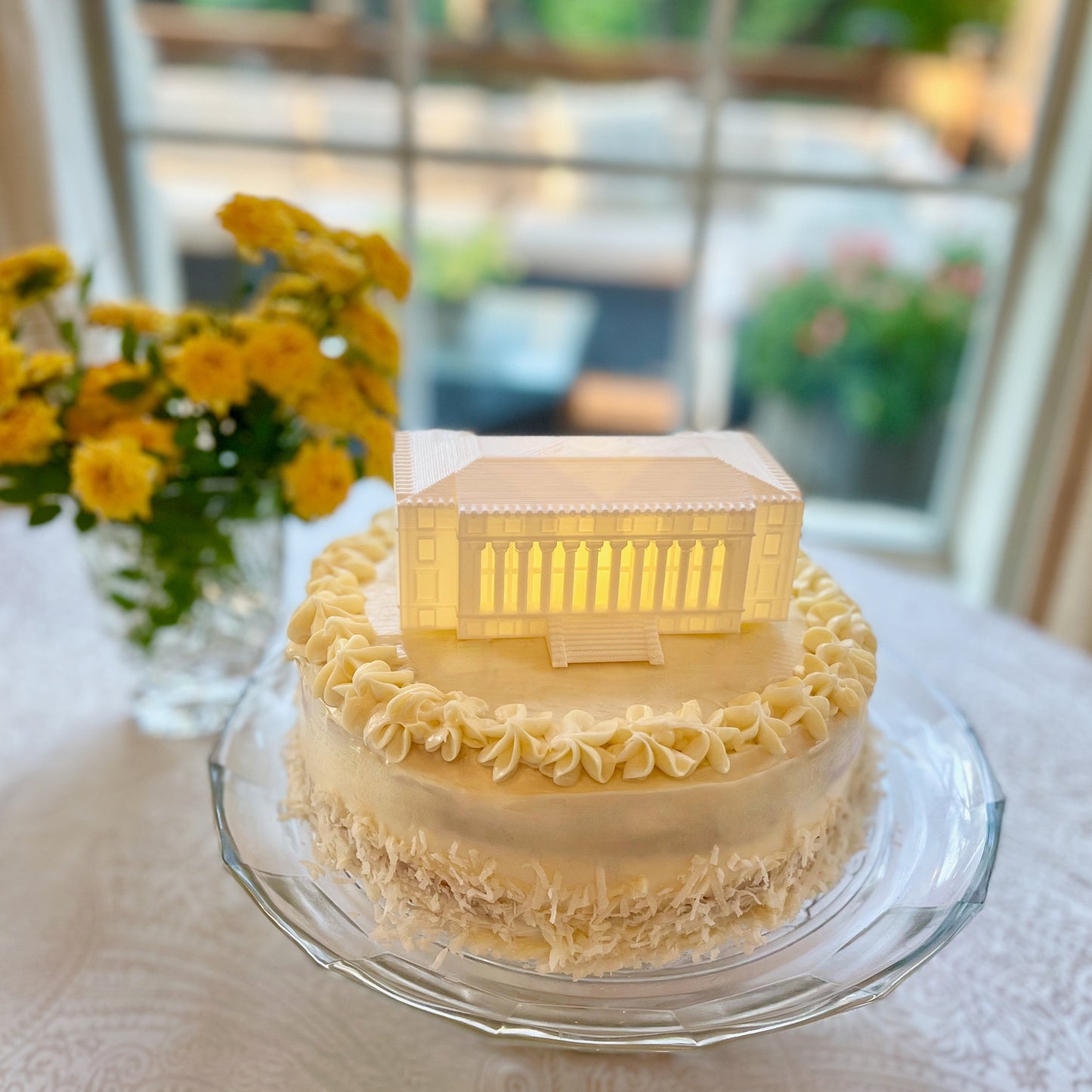 The Texas A&M cake topper light, shown in detail on an Aggie graduation cake.