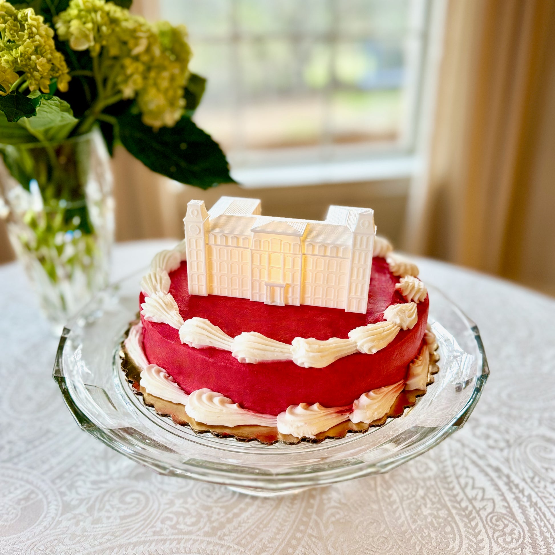 The University of Arkansas cake decoration, a figurine designed as a replica of the Old Main building.