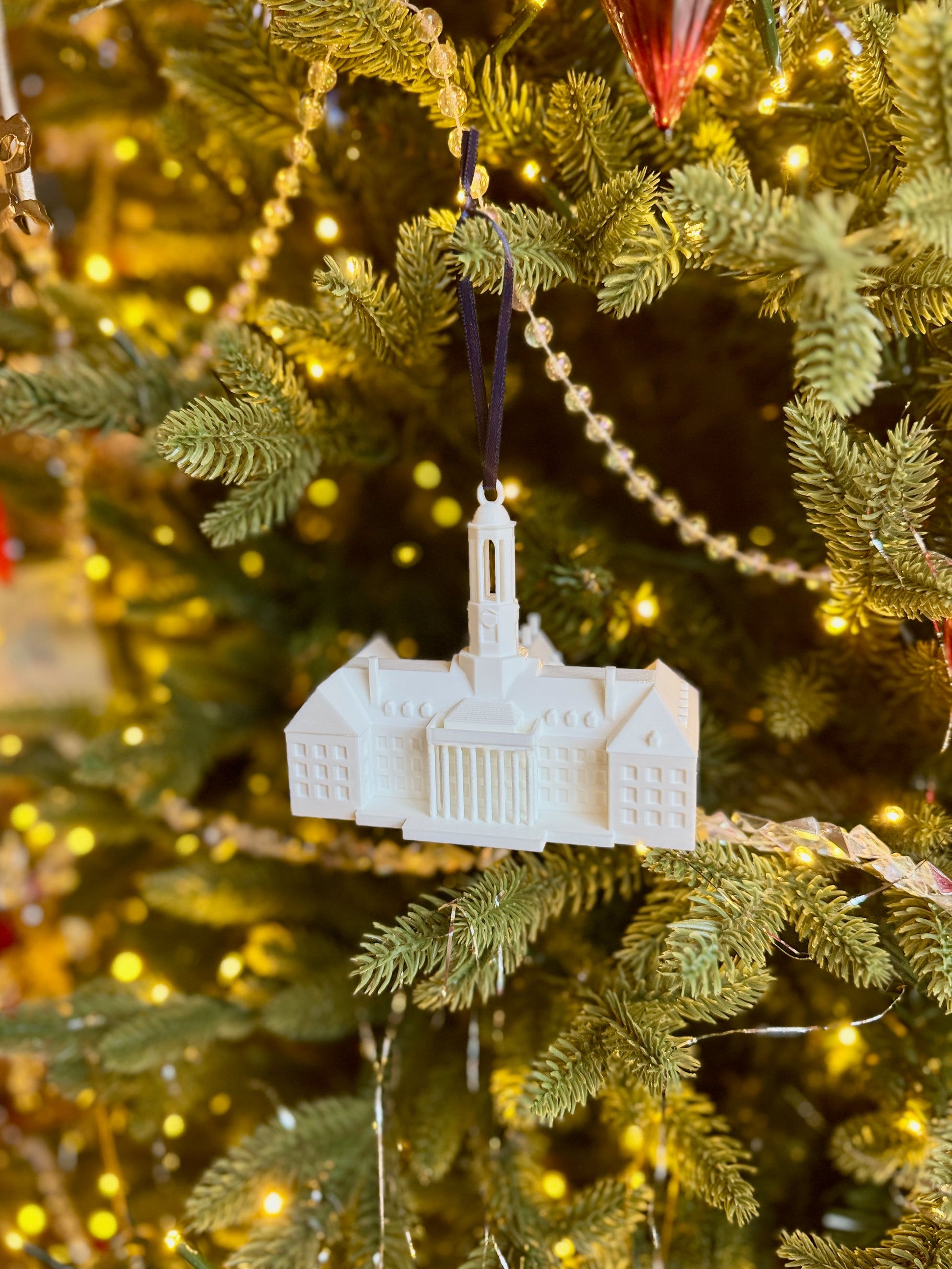 The Penn State alumni ornament on a Christmas tree.