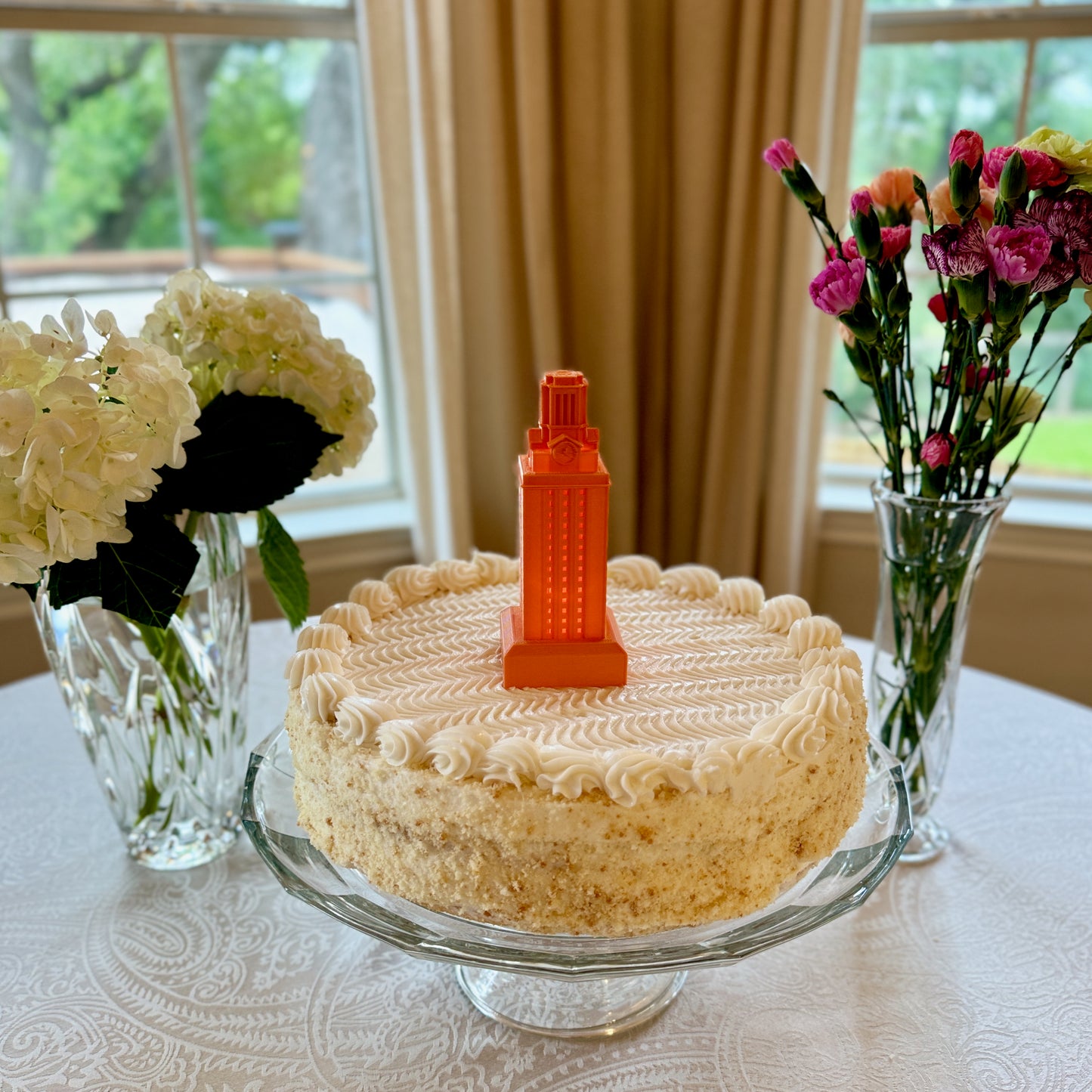 The UT Tower light, shown in orange on a graduation cake.