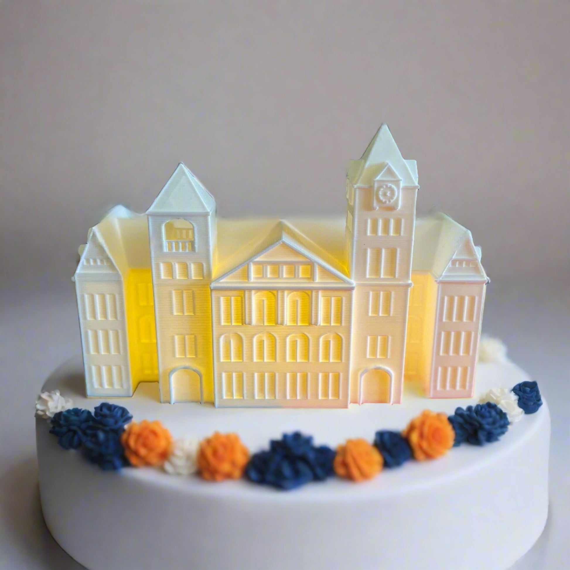 representation of the Auburn lighted figurine on a graduation cake.