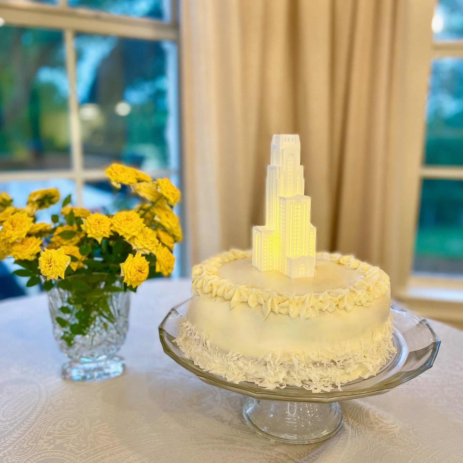 The Pitt Panthers cake topper, shown on a University of Pittsburgh graduation cake and designed after the Cathedral of Learning.