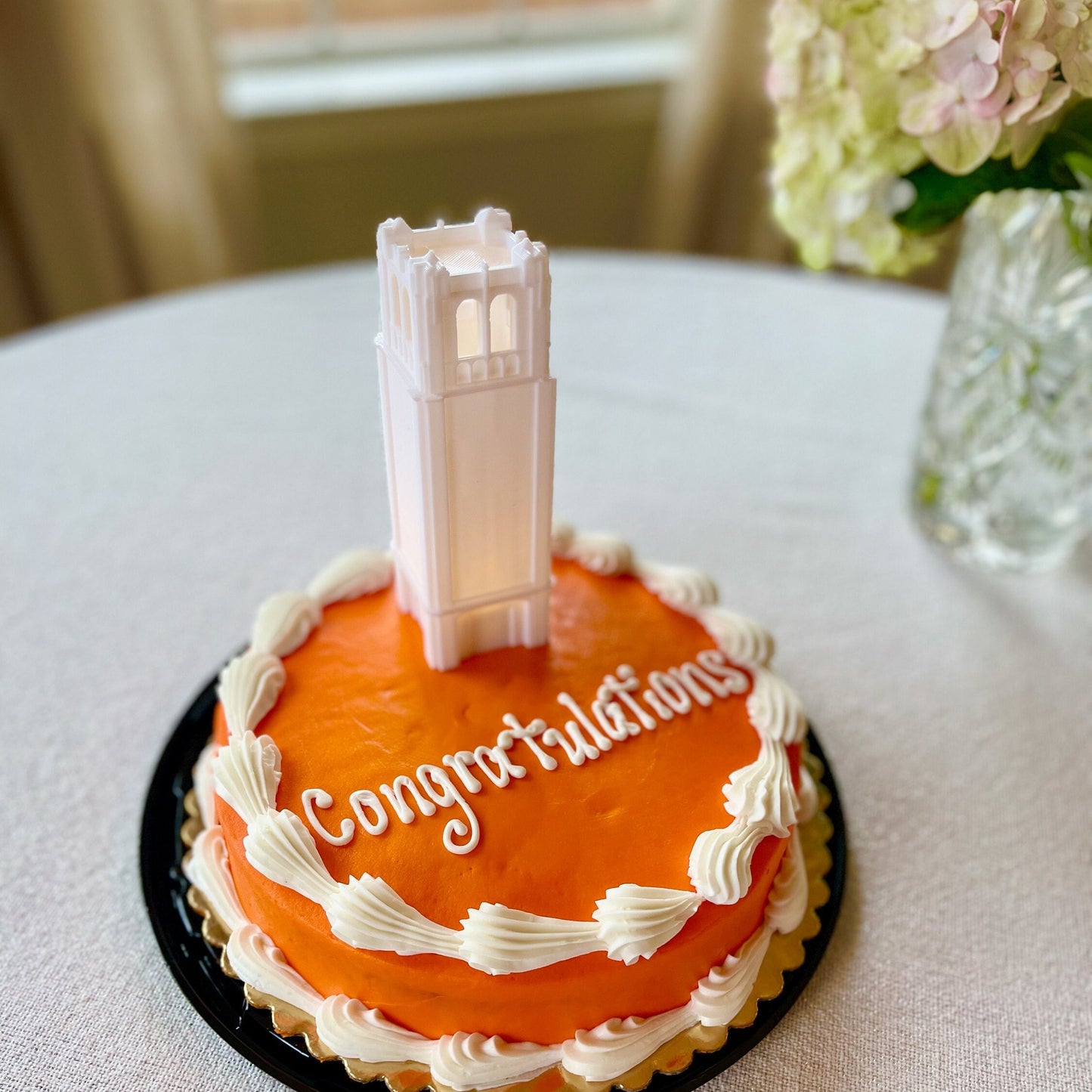 The University of Florida graduation party decoration, shown on an orange graduation cake.