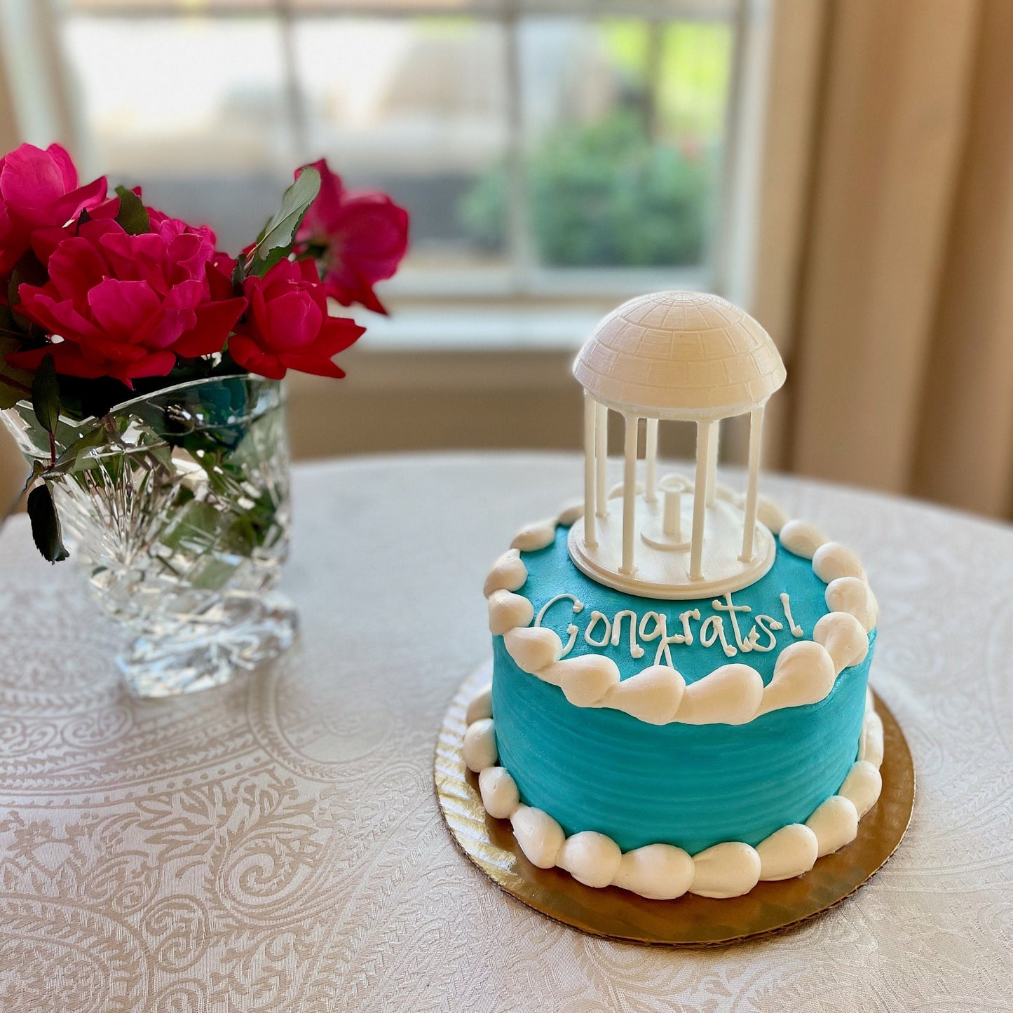 The UNC cake topper, designed as a replica of the UNC Old Well.