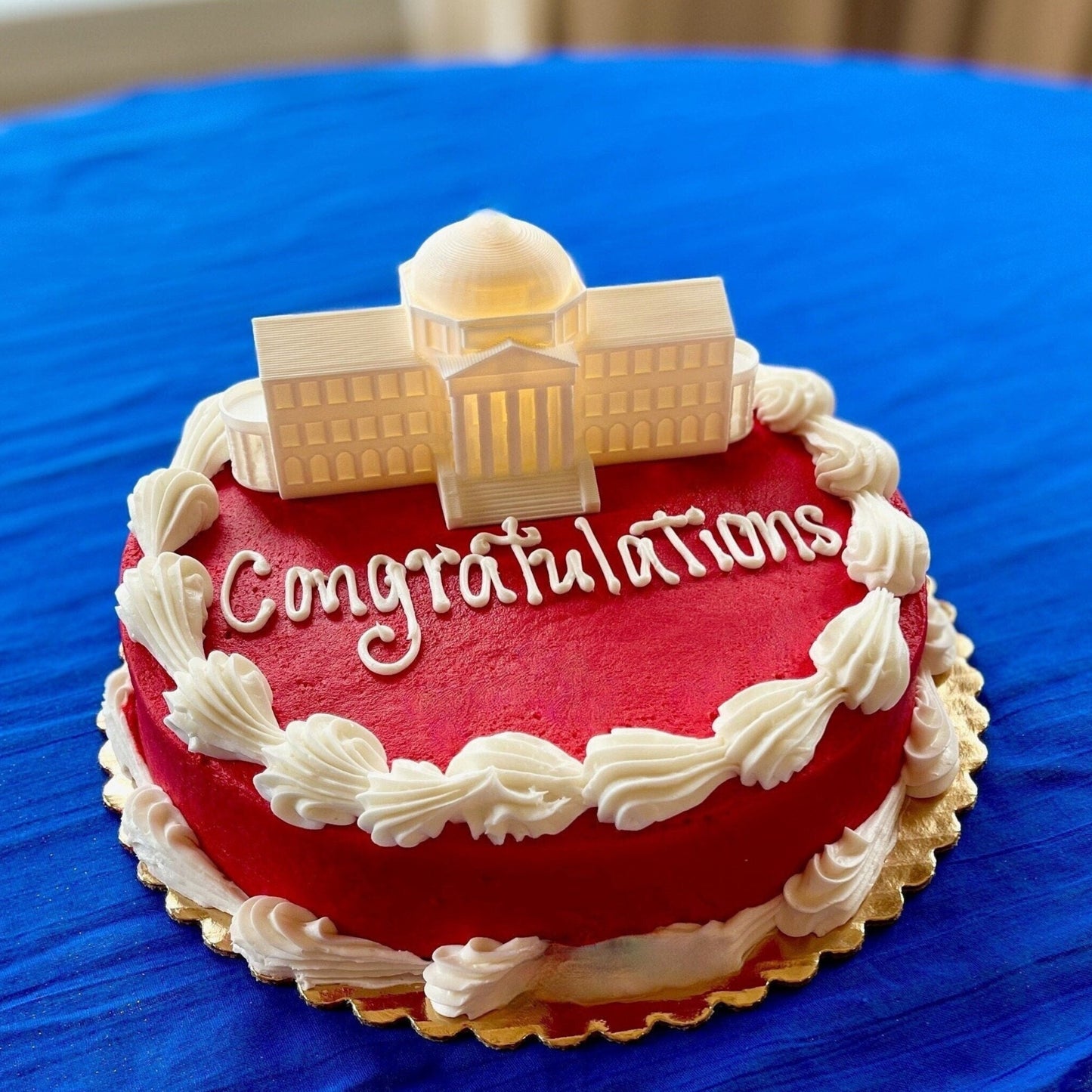 The SMU cake topper light, shown on an SMU graduation cake.