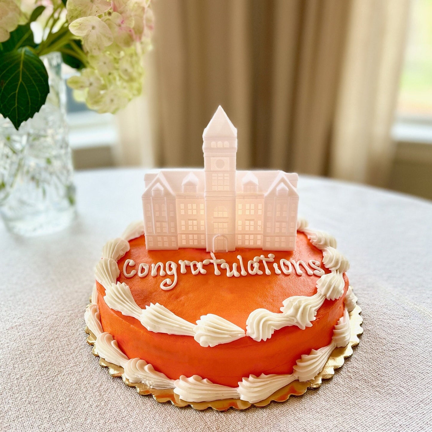 The Clemson cake topper light, shown on a Clemson graduation cake.