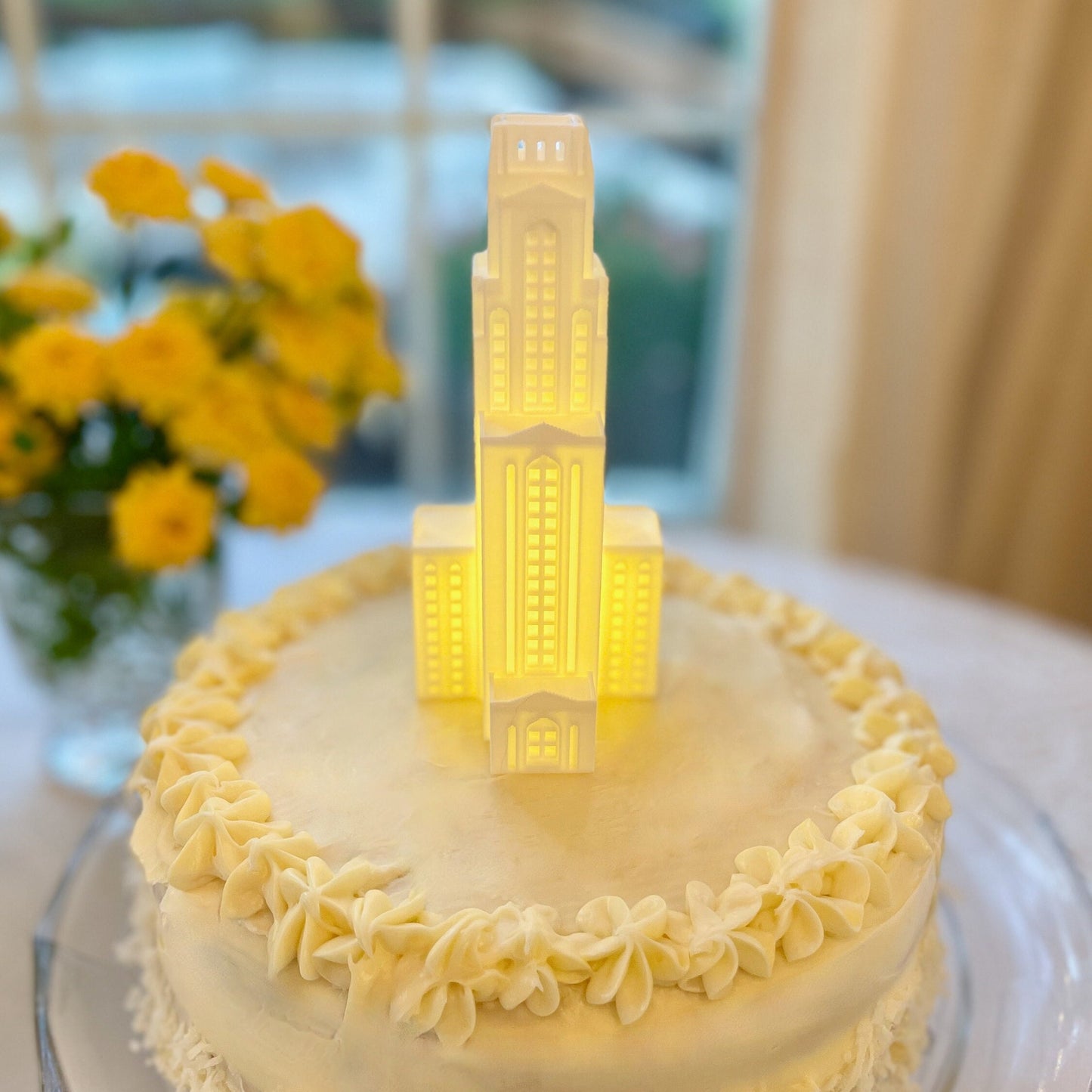 The Pitt graduation cake topper, shown on a Pittsburgh cake.